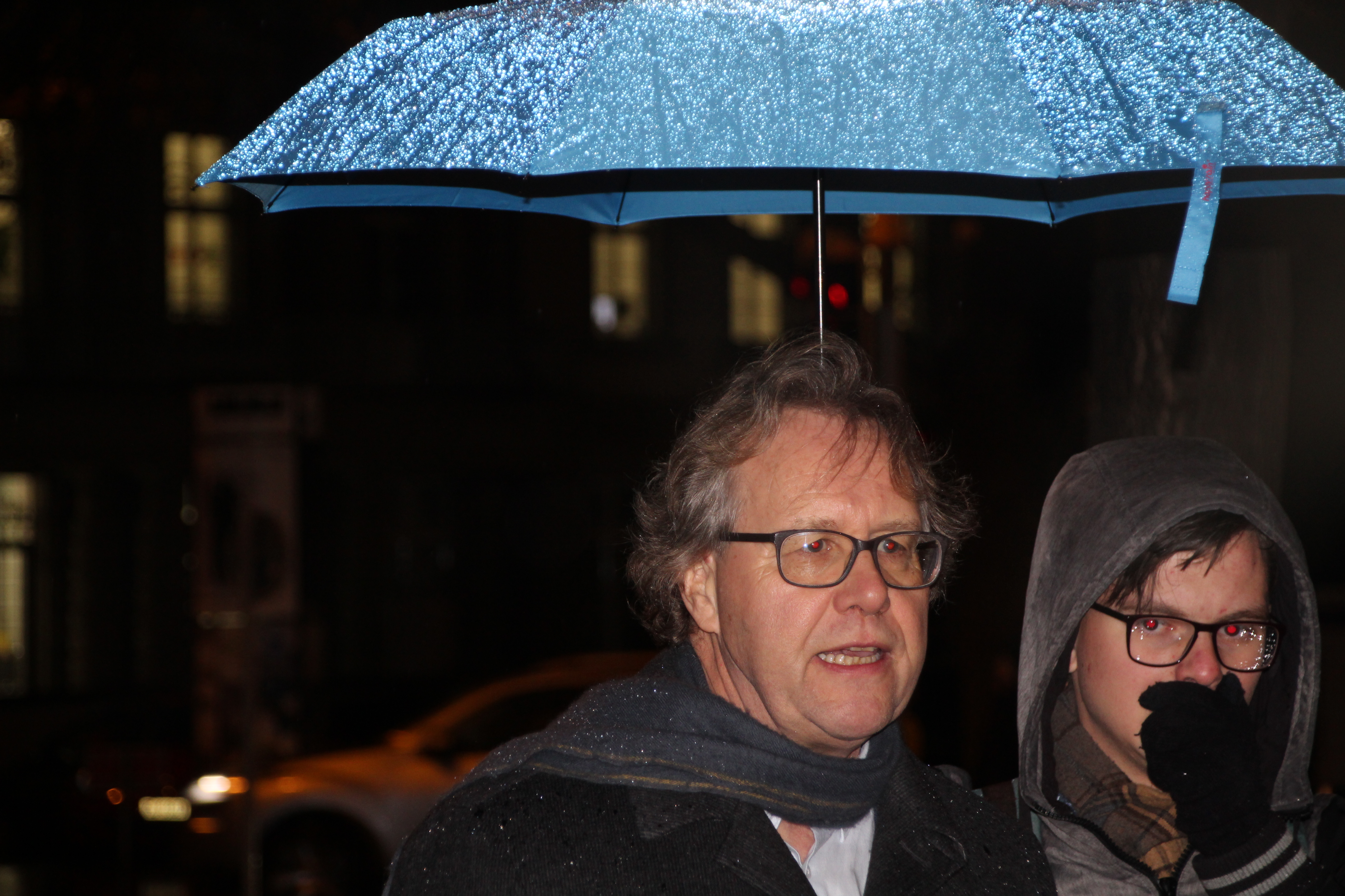 Trotzt Wind und Wetter, wenn es um den politischen Kampf geht: Josef Lang letzten Herbst bei der Demonstration gegen die Paradise Papers vor der Quantum Global in Zug.