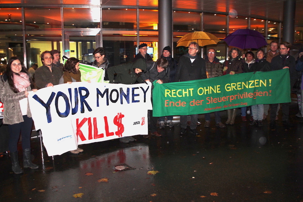 Vor der Quantum Global in Zug am Postplatz: Josef Lang und einige Demonstranten protestieren gegen die Machenschaften der Rohstoffhändler.