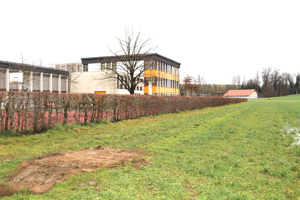 Entlang der Hecke, ums Schulhaus der Hagendorner Primarschule herum, führt der 340 Meter lange Bypass.