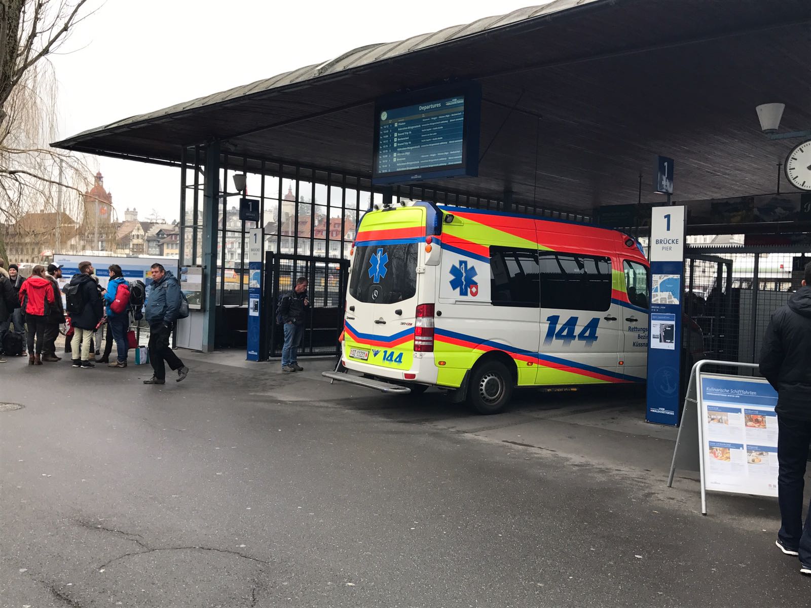 Die Ambulanz bei der Schifflände am Bahnhof Luzern.