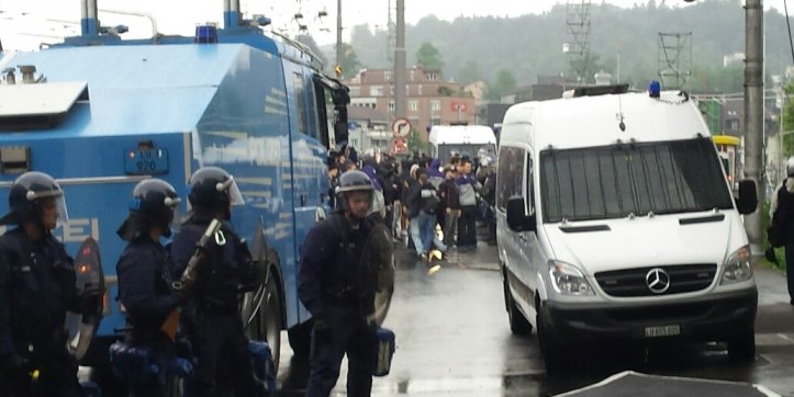 Ein Einsatz im Frühling 2015: Starke Polizeikräfte trennen beim Bundesplatz die gegnerischen Fanlager.