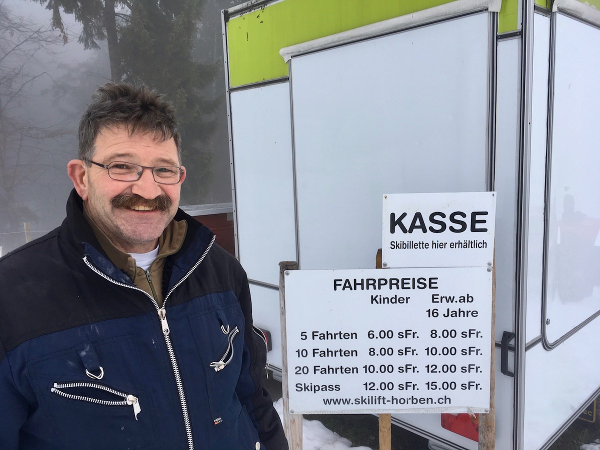 Alois Waser zeigt die Preise des Skilifts Horben.
