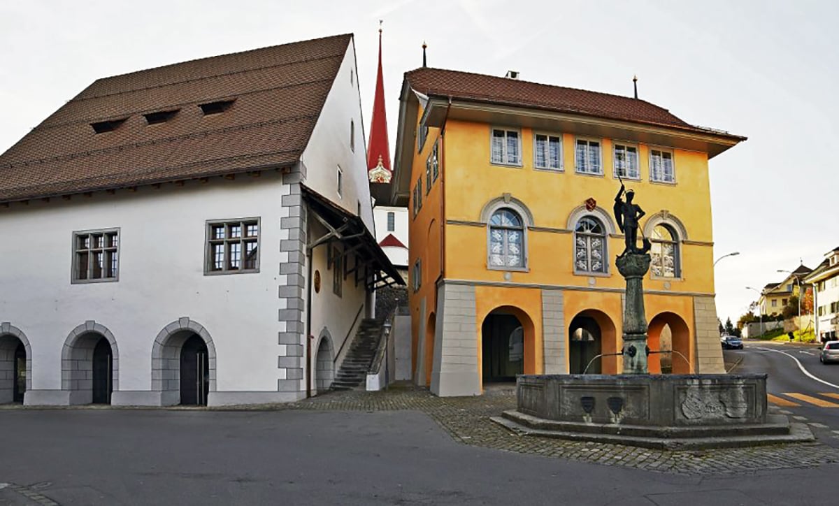 Links das Stiftstheater Beromünster, rechts im Bild ist die «Schol» zu sehen. Im Hintergrund sieht man den Spitz der St.-Michaels-Kirche.