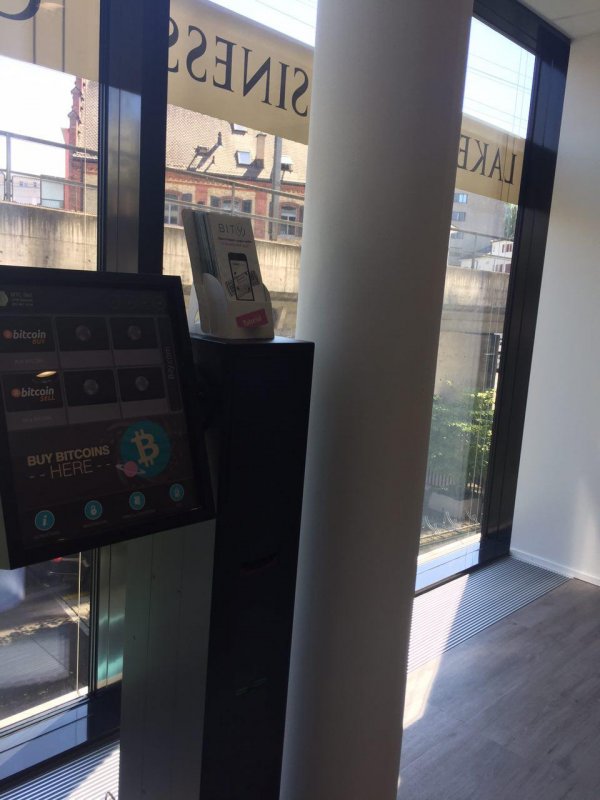 So sah er aus: Der Bitcoin-Automat im Lakeside Business Center in Zug, bevor er entwendet wurde.