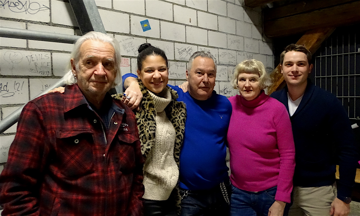 Drei Generationen «Vikinger»: Kurt Gfeller, Yamoia Adesina, Heinz Pal mit Ehefrau Renate Goldschmidt und Präsi Manu Stadelmann (vlnr).