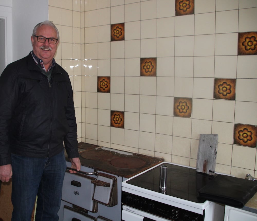 Gemeindepräsident Pius Meier in der alten Küche des Bahnhöflis.