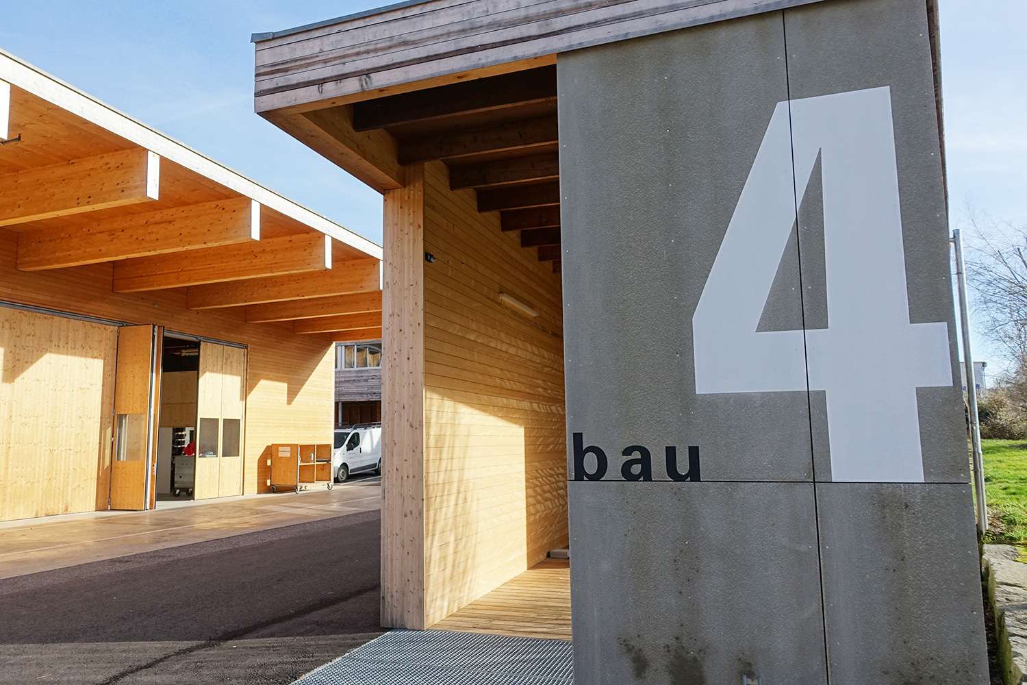 Am Rande des Werkplatzes neben einer grossen Produktionshalle steht der Bau 4.