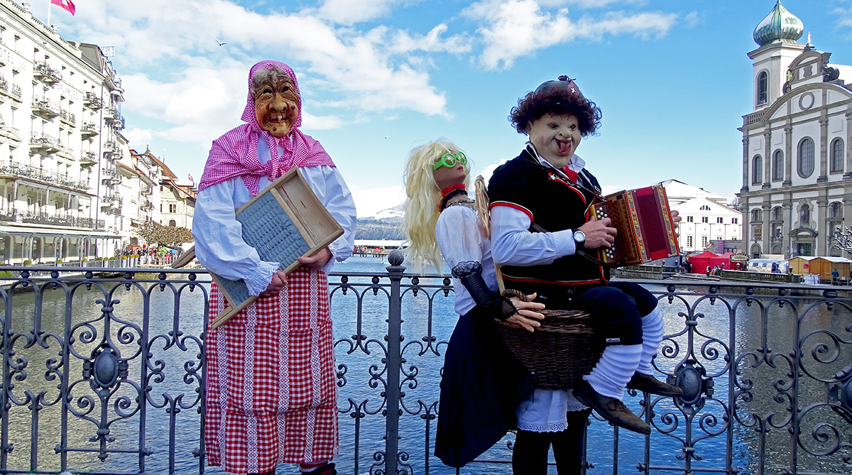 Ruedi aus Beinwil am See und Roger aus Birrwil geniessen die Luzerner Fasnacht.