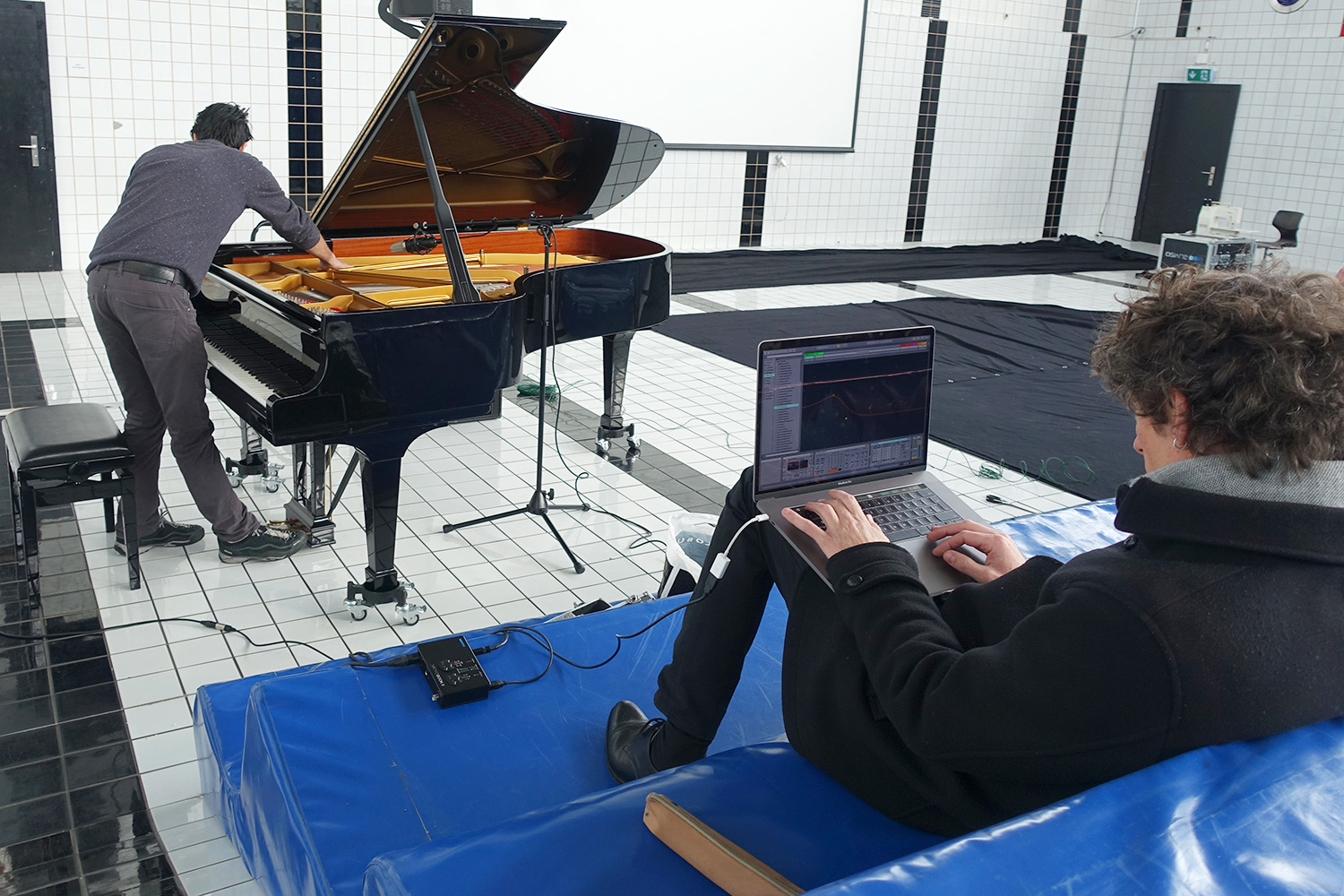 Soundcheck für ihr Experiment in Neubad: Hans-Peter Pfammatter spielt am Flügel, Urban Lienert verändert die Sounds am Laptop.