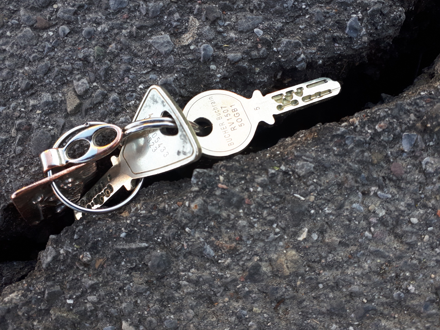 Auf der Alten Steinhauserstrasse verschwinden bald die Schlüssel im Asphalt.