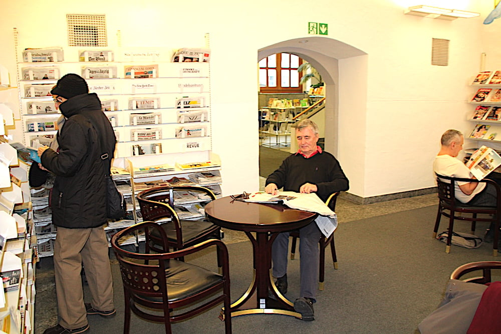 Der Stammtisch der anderen Art: Der Zeitschriften-Lesesaal in der Bibliothek Zug. Heinz Hackl geniesst hier jeden Tag seine Morgenlektüre.