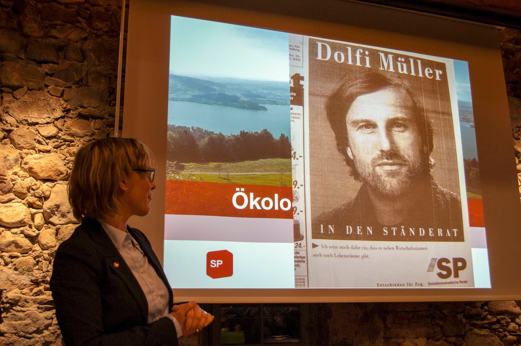 Grosse Fusstapfen: Barbara Gysel vor einem alten Wahlplakat von Dolfi Müller, den sie beerben will.