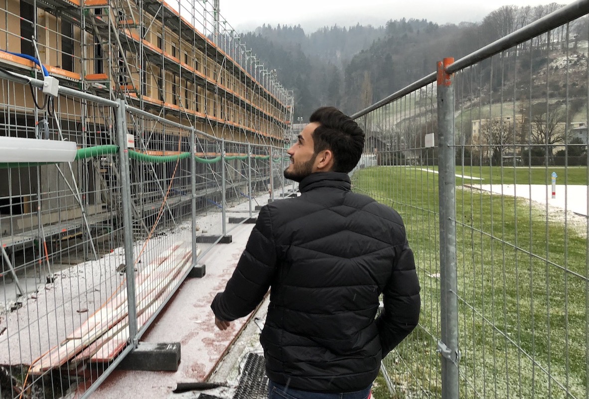 Bujar Lika betritt die Baustelle im Krienser Kleinfeld.