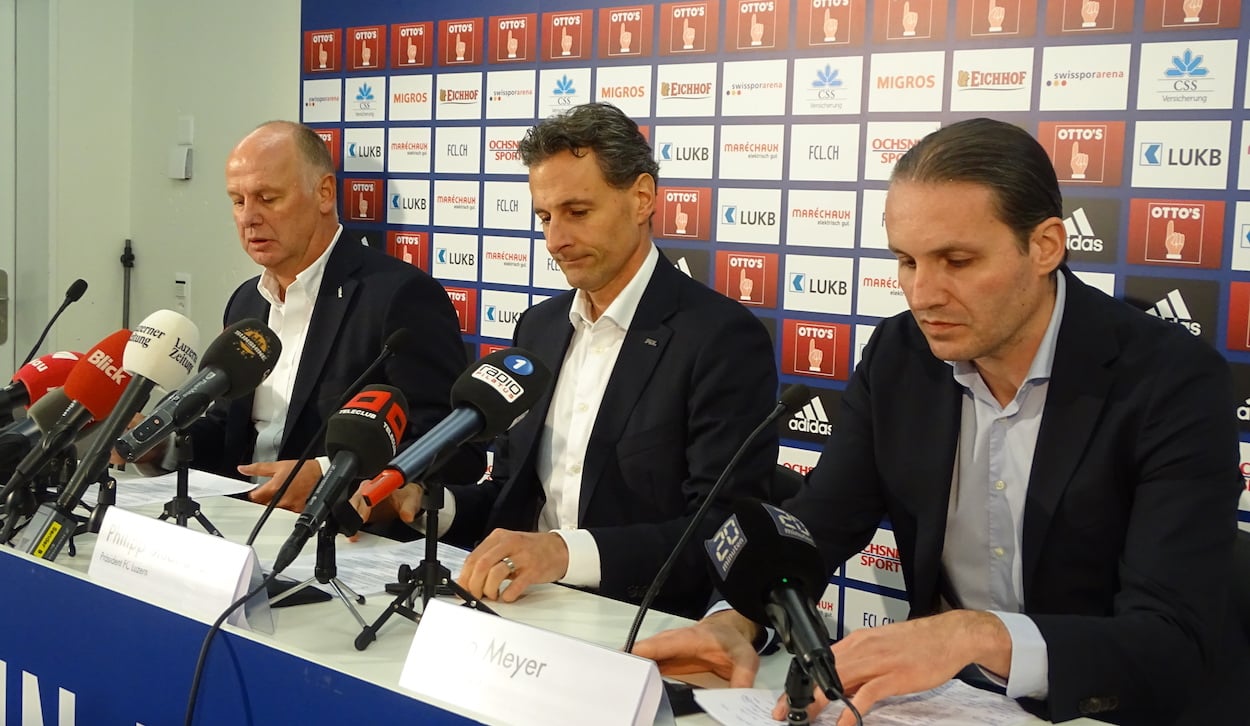 CEO Marcel Kälin, Präsident Philipp Studhalter und Sportchef Remo Meyer informieren.