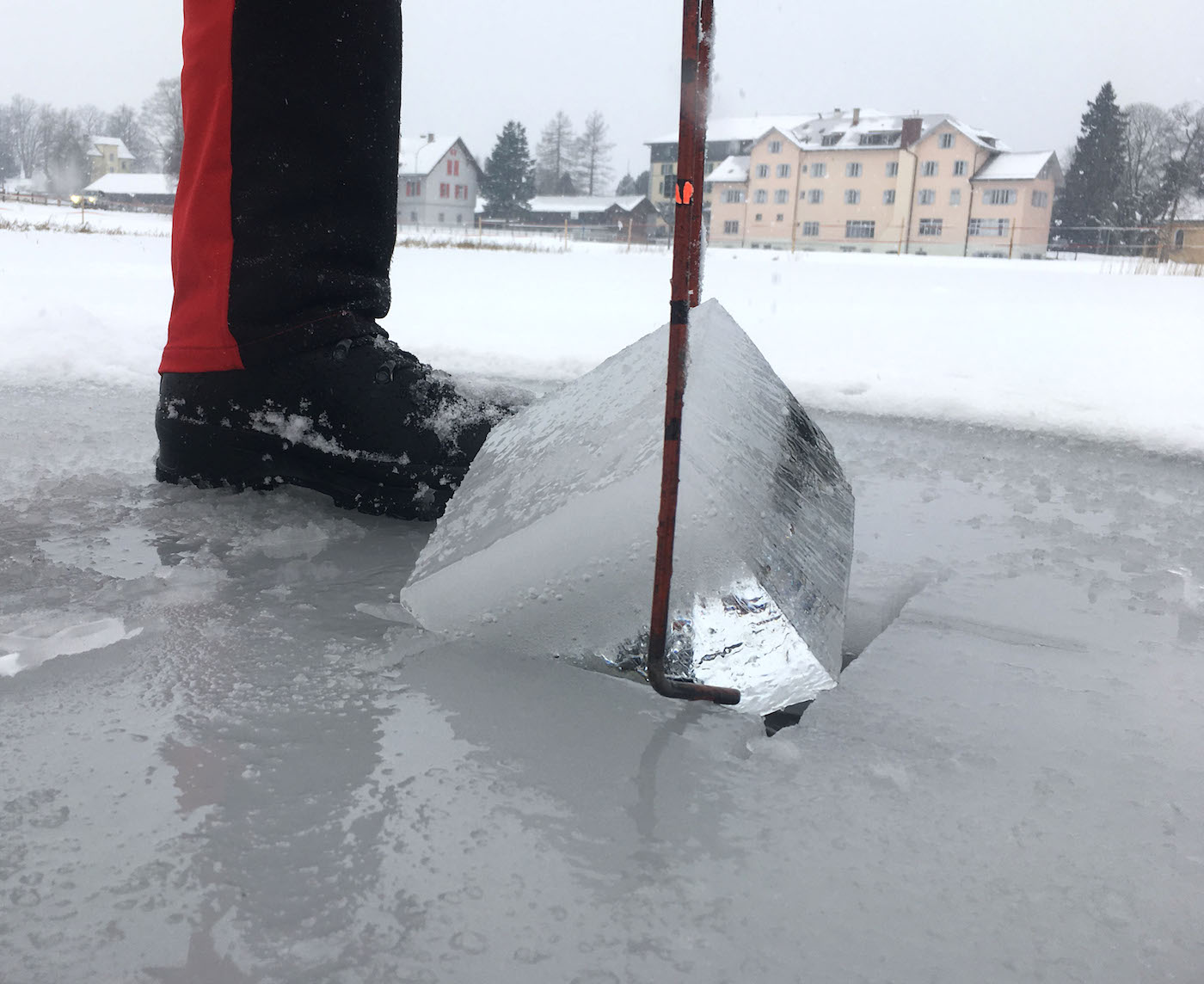 Zwölf Zentimeter dick muss das Eis sein – das ist aber nur eine Bedingung, damit die Behörden die Seen freigeben.