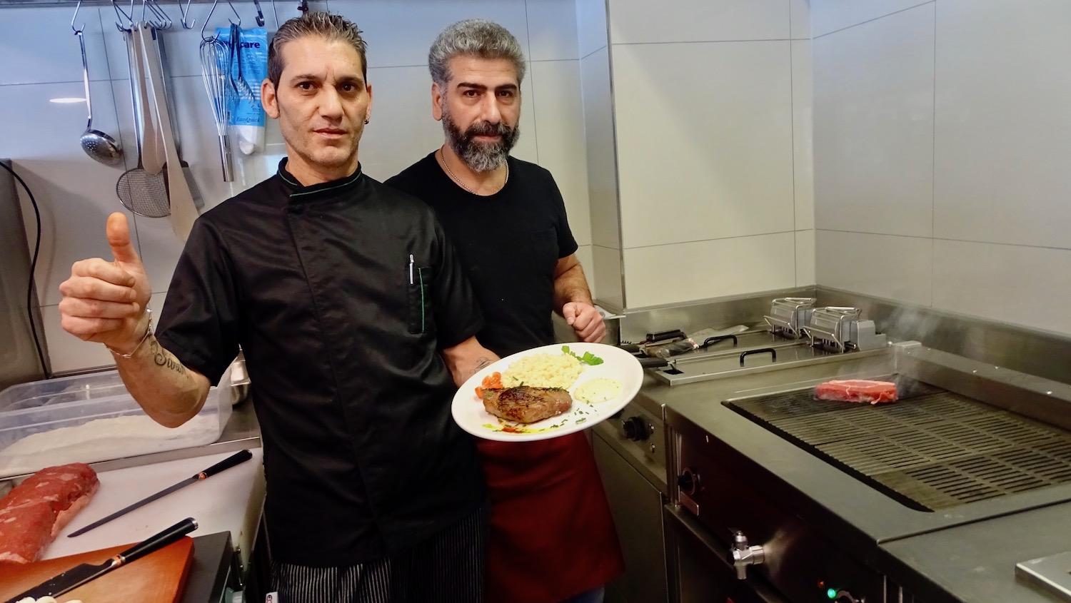 Koch Vito Belfatto und Hussein Karakoc vor dem Steak-Grill.