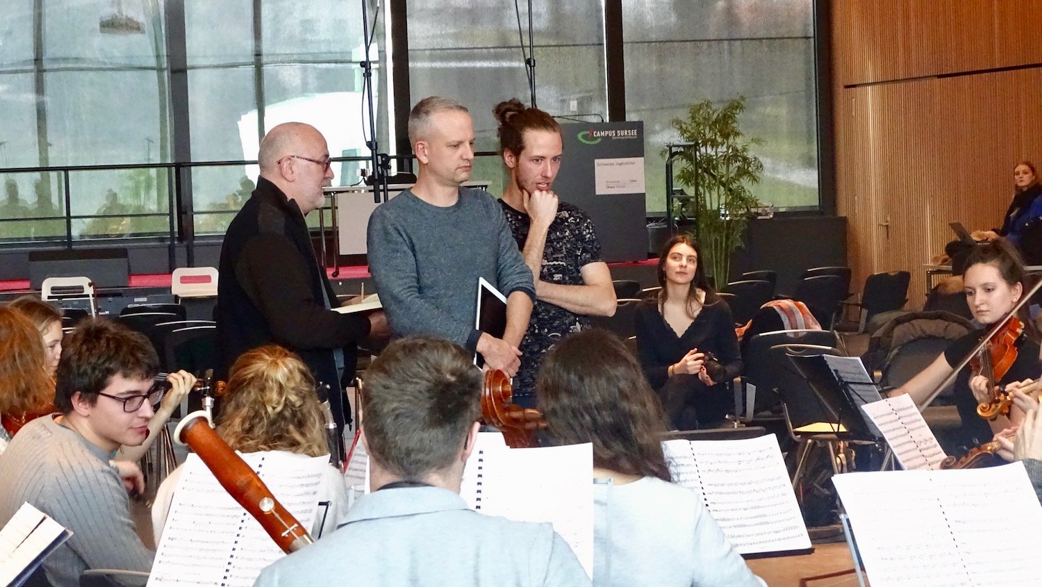 John Holloway, Nicolas Fink und Josi Sieber diskutieren eine schwierige Passage des Mozart-Requiems.