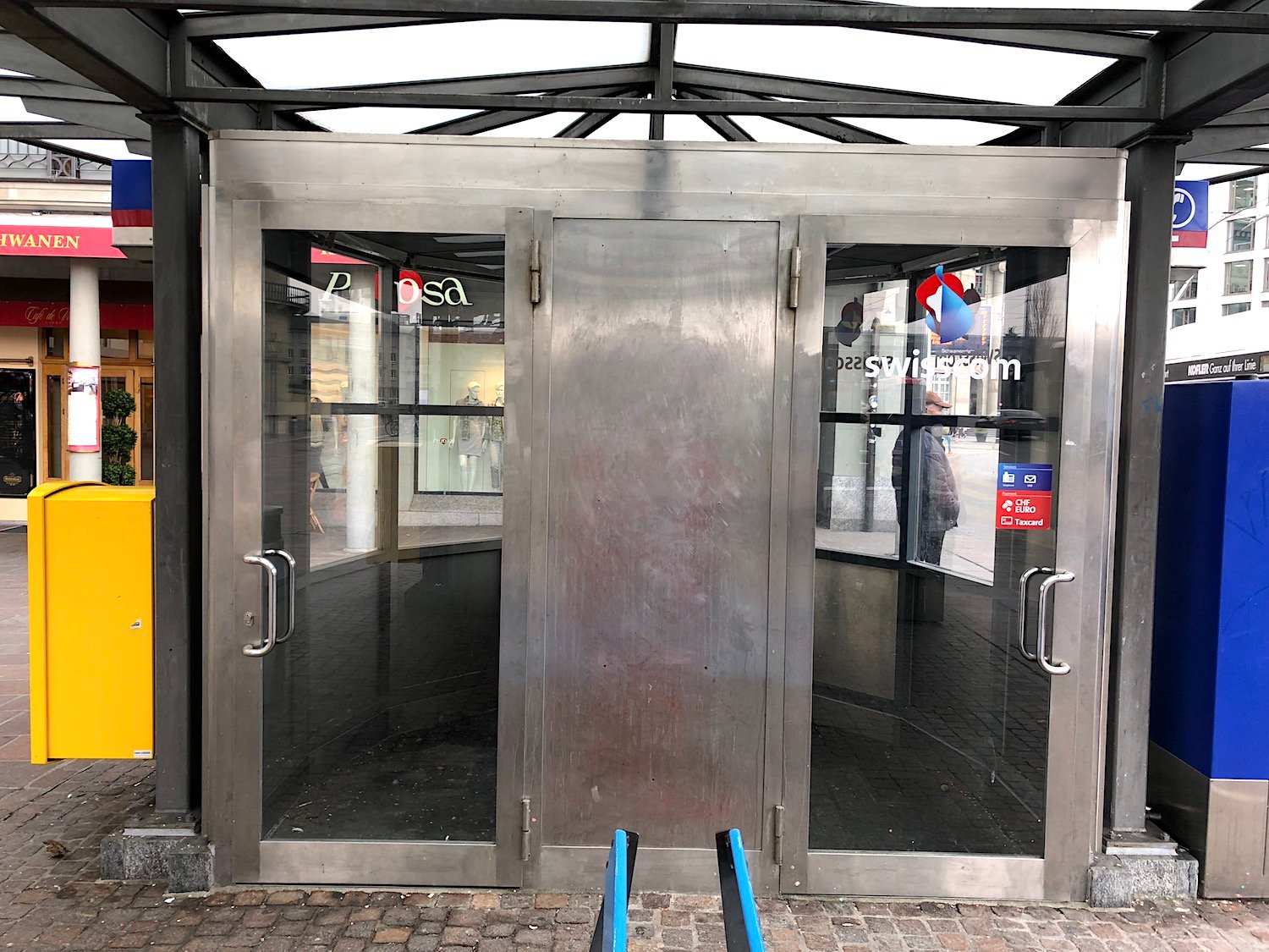 Busstation am Schwanenplatz: Der Raum links ist leer, rechts ist noch ein öffentliches Telefon – aber auch nicht mehr lange.