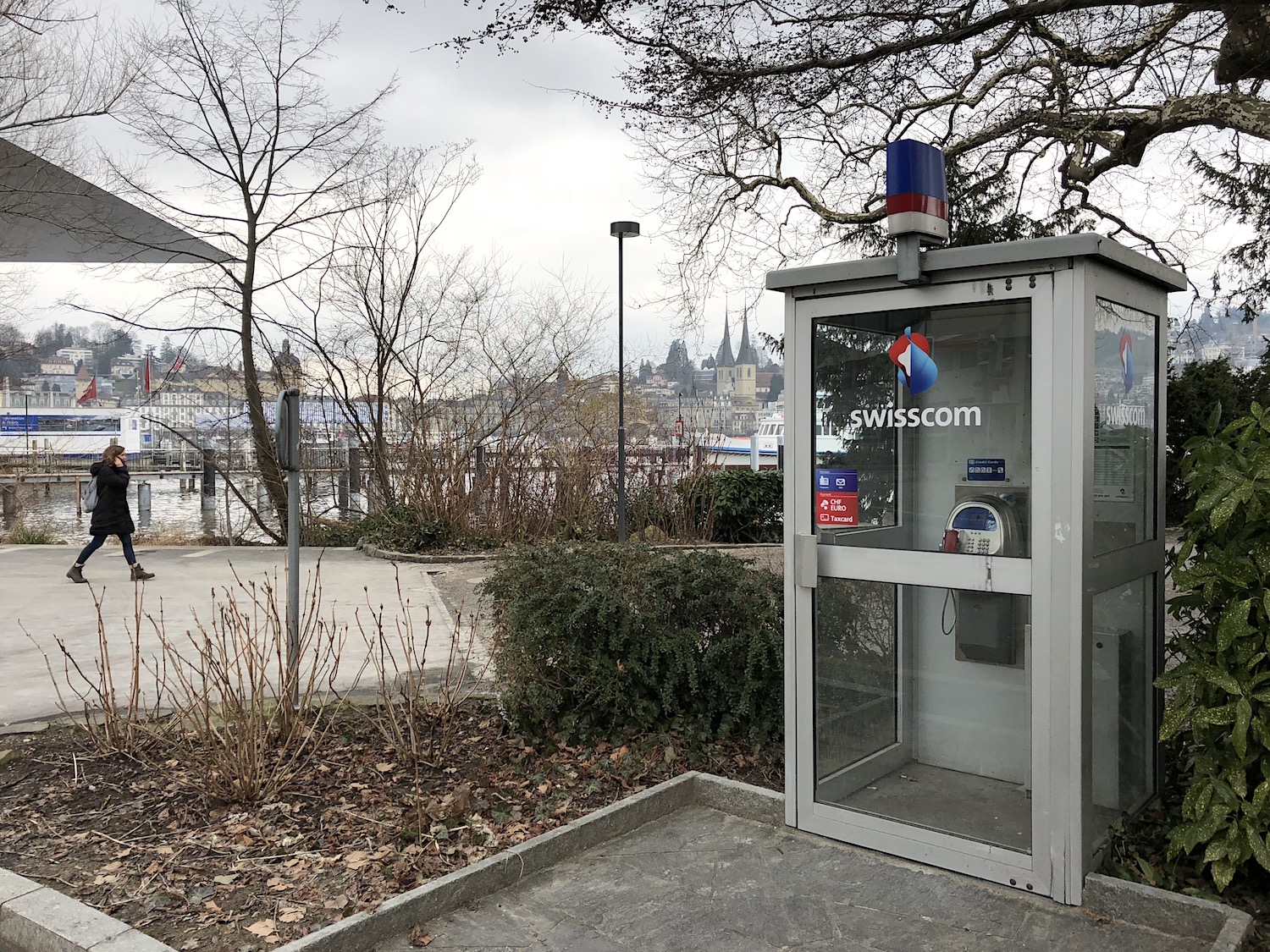 Einsam, aber an guter Lage: Telefonkabine beim Inseli gleich neben dem KKL.