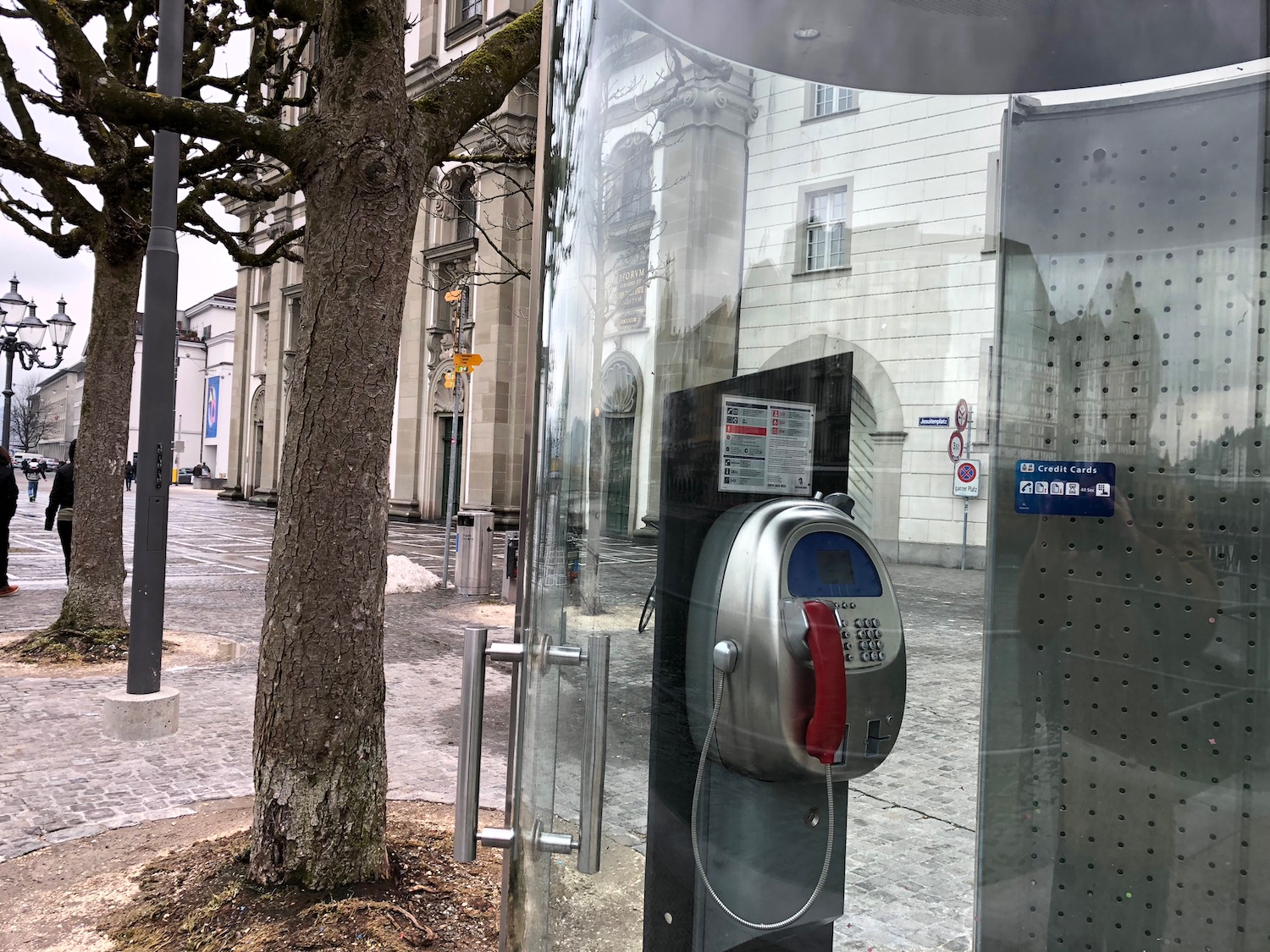 Schöne Lage mit Aussicht: Telefonkabine bei der Jesuitenkirche.