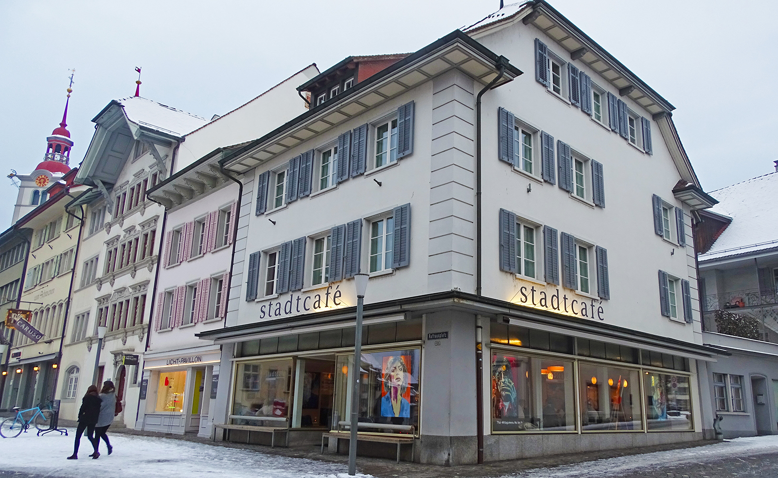 Das Stadtcafé auf dem Surseer Rathausplatz.