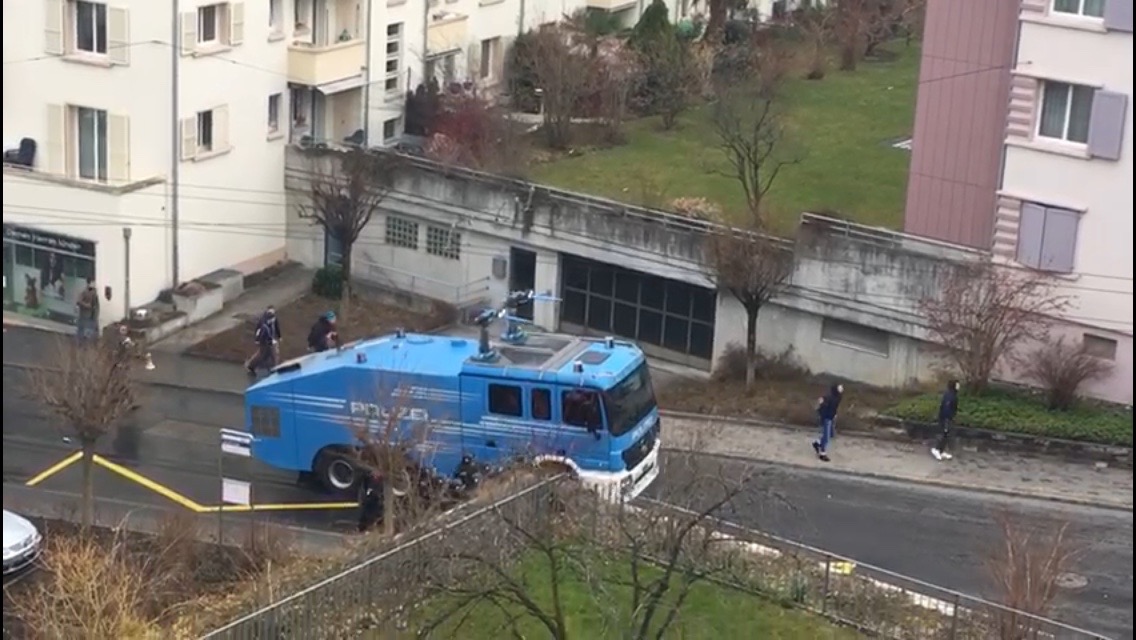 Die Polizei setzte Wasserwerfer ein.