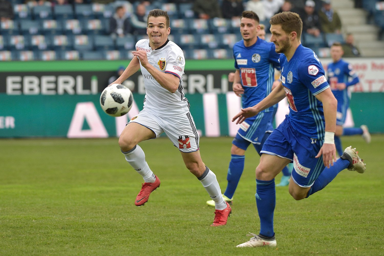 Simon Grether kämpft mit dem Basler Kevin Bua um den Ball.