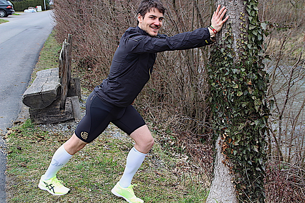 Der 30-Jährige, der für die LG Cham und den LC Zürich läuft, stretcht seine Muskeln immer nach dem Laufen.