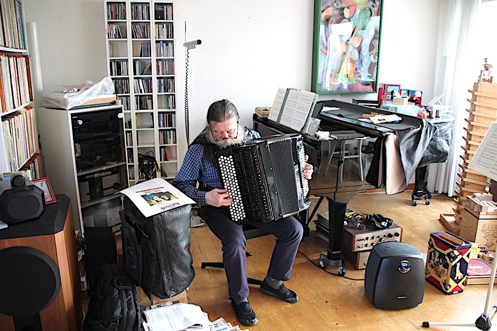 Der 72-jährige Akkordeon-Künstler in seinem «Tonstudio».