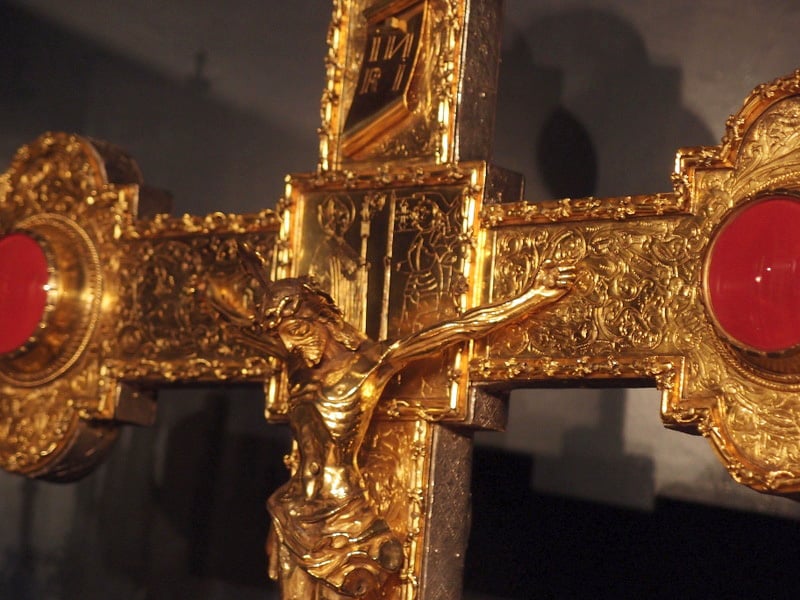 Ein vergoldetes Vortragekreuz aus 12. Jahrhundert gehört zu den Highlights aus dem Schatz der Hofkirche.