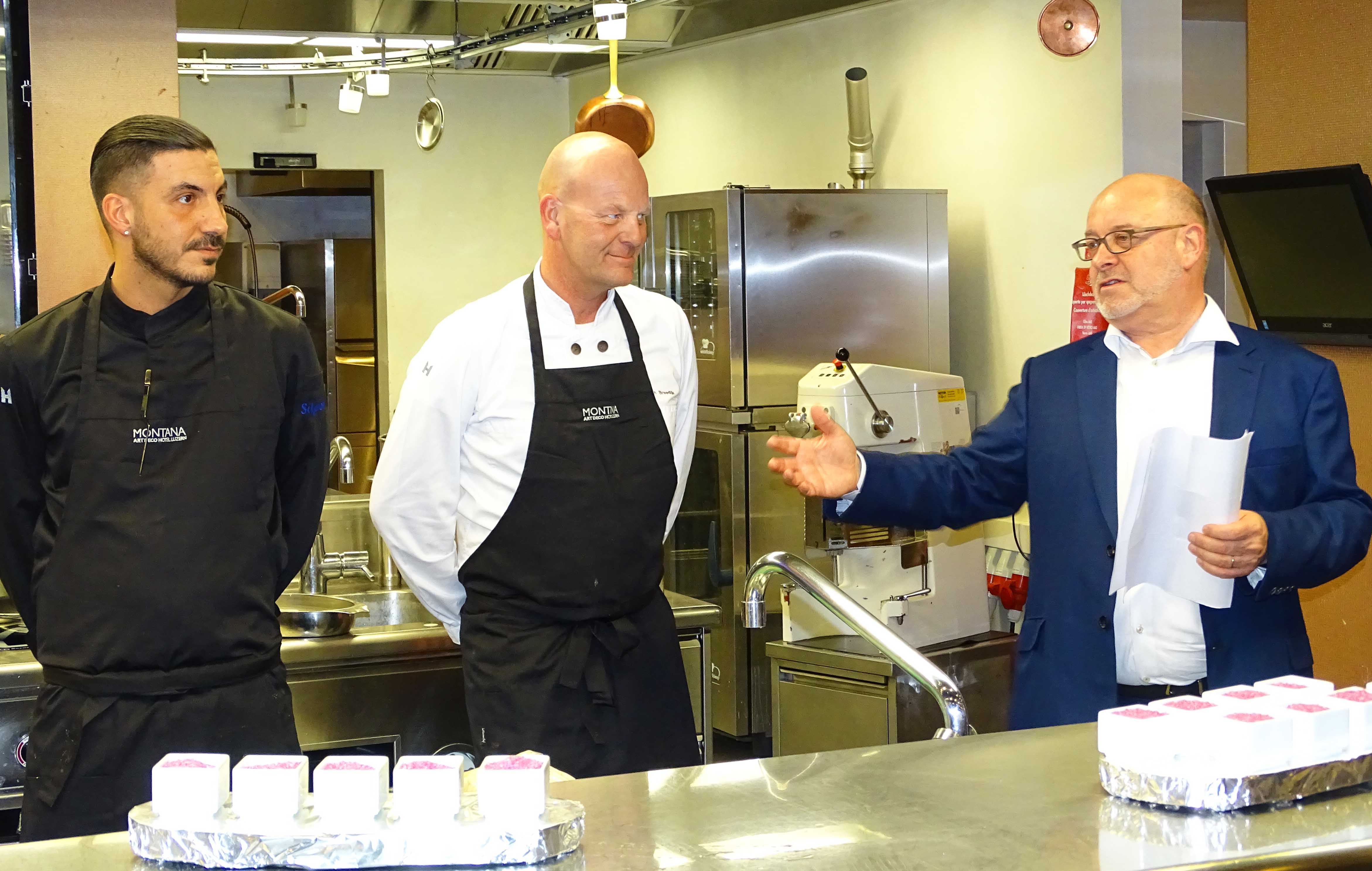 Gastkoch Rafael Martinez, Küchenchef Johan Breedijk und Montana-Direktor Fritz Erni (von links).