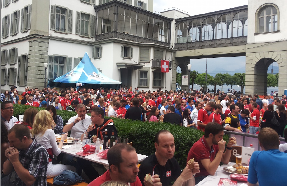 Public Viewing vor dem Hotel Schweizerhof. 