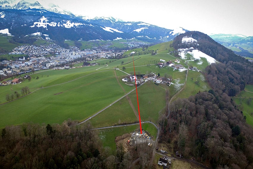 Vom Schacht an der Zumhofstrasse (hinten) bohrte man ein gut kilometerlanges Loch bis zum Ort (vorne), wo das neue Quellwasserwerk stehen soll (Bild: Schenk AG).