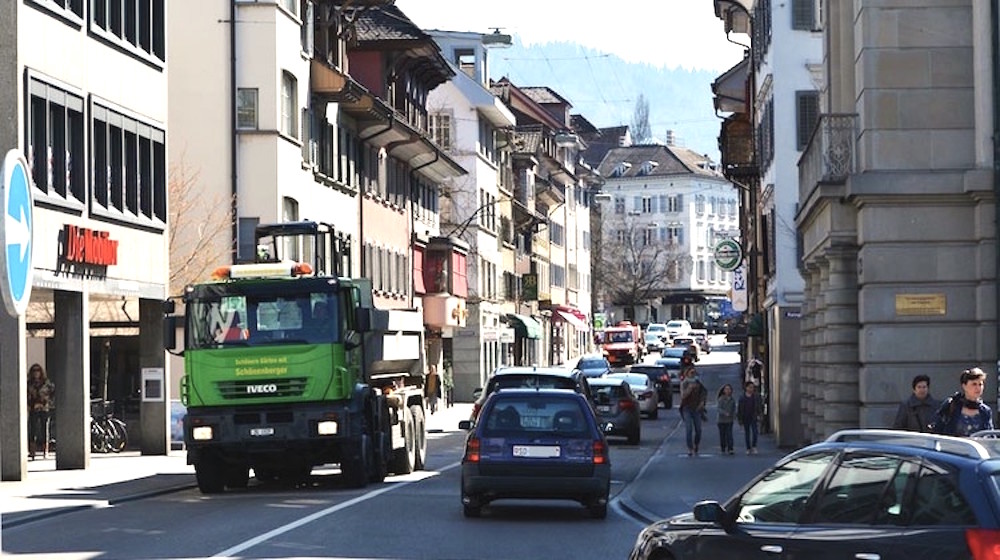 Blick vom Postplatz in Richtung Neugasse. Wenn es nach den Grünliberalen geht, sollen in der gesamten Zuger Innenstadt an Samstagen Tempo 30 herrschen und die Ampeln abgeschaltet werden.