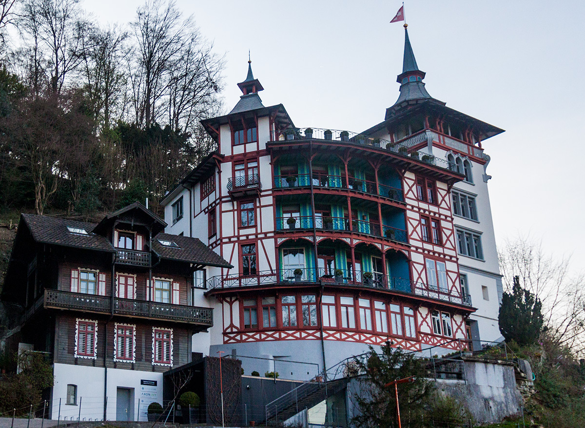 Auf der sogenannten «Wilhelmshöhe» trohnt das Schloss Schönegg über der Stadt.