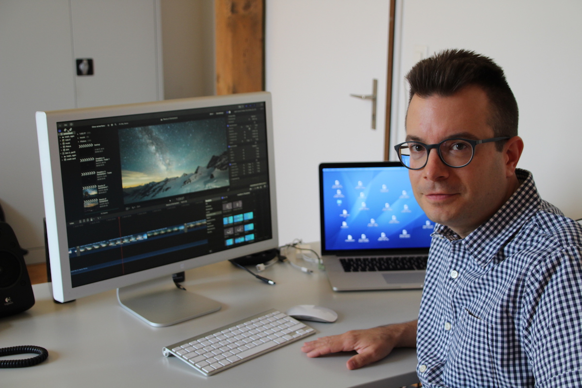 Hier wird die Foto-Ausbeute zum Film: Oliver Schmid in seinem Büro in Baar.