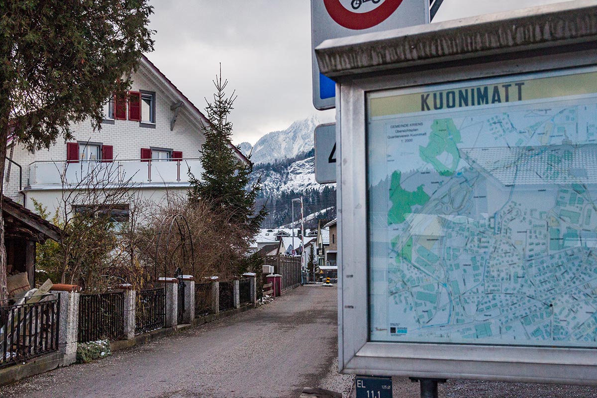 Die kleine Strasse quert den Bahnübergang von Horw in das mehrheitlich auf Krienser Boden liegende Kuonimatt-Quartier.