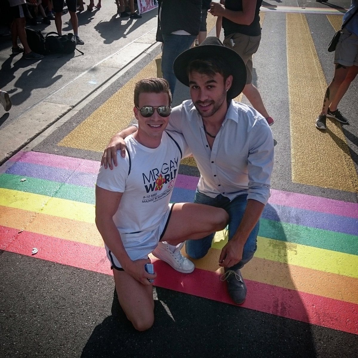 Denis Kläfiger (r.) mit «Mister Gay World» am Pride Festival, das letztes Jahr in Bern stattfand.