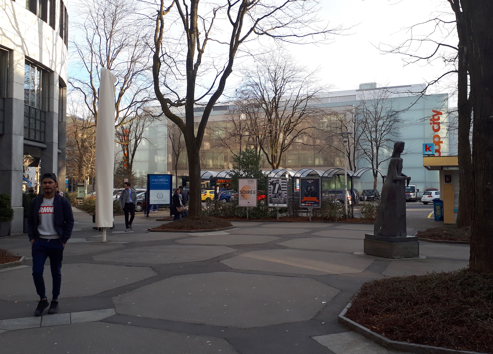 Die Kulturplakate, die Hecke und der Veloabstellplatz sollen weg, um die Zugänglichkeit zum Parkplatz zu verbessern.