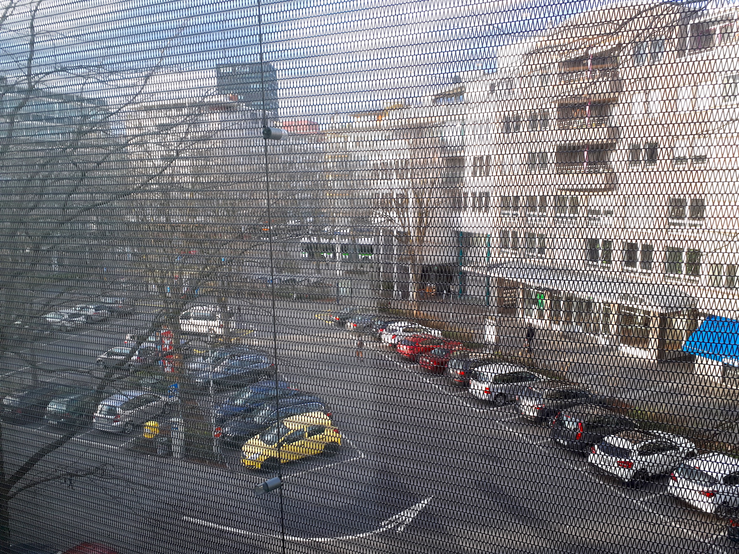 Dreispitzplatz durch die Gitter des Coop-City-Warenhauses aus gesehen.