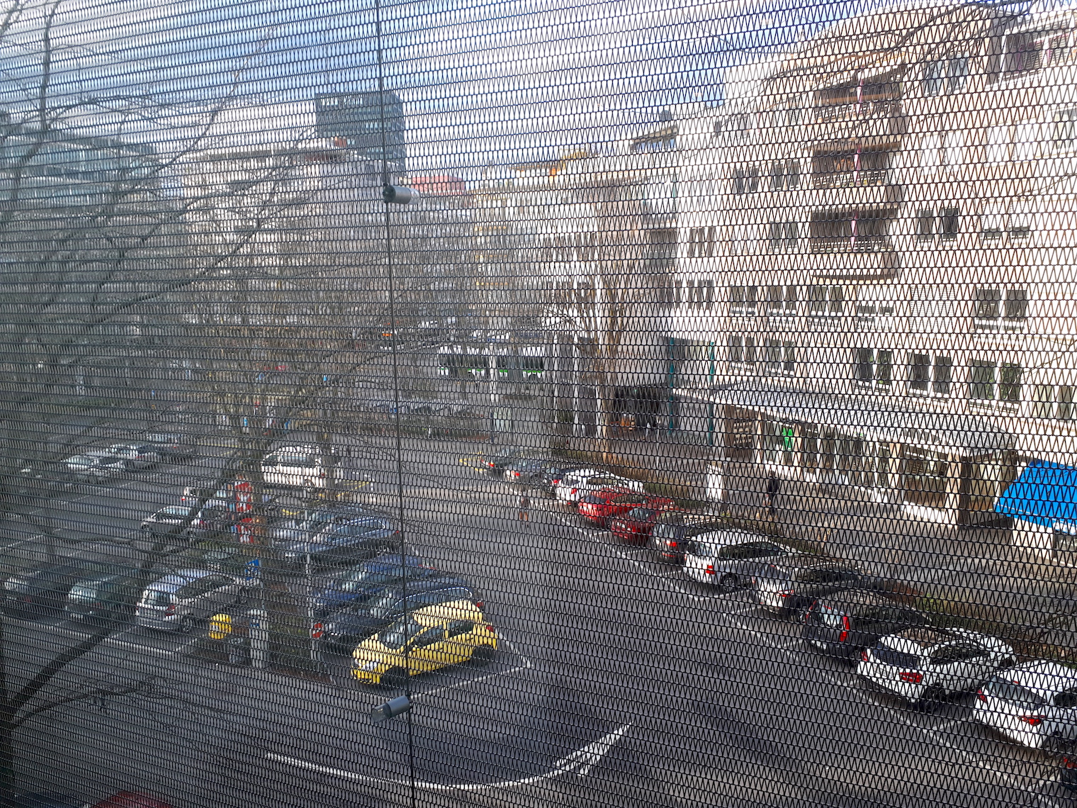 Dreispitzplatz durch die Gitter des Coop-City-Warenhauses aus gesehen.