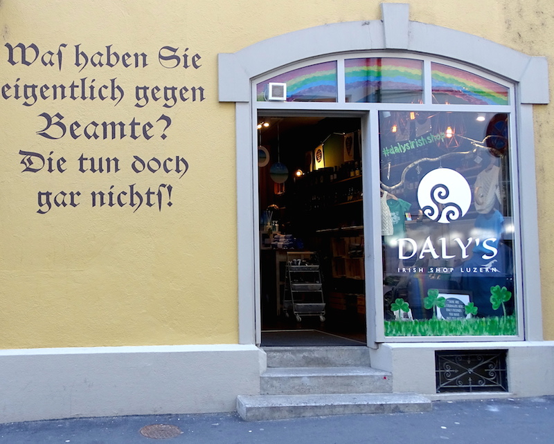 Passend zum irischen Humor: Der historische Spruch an der Fassade des Löwengrabens Nummer 4.