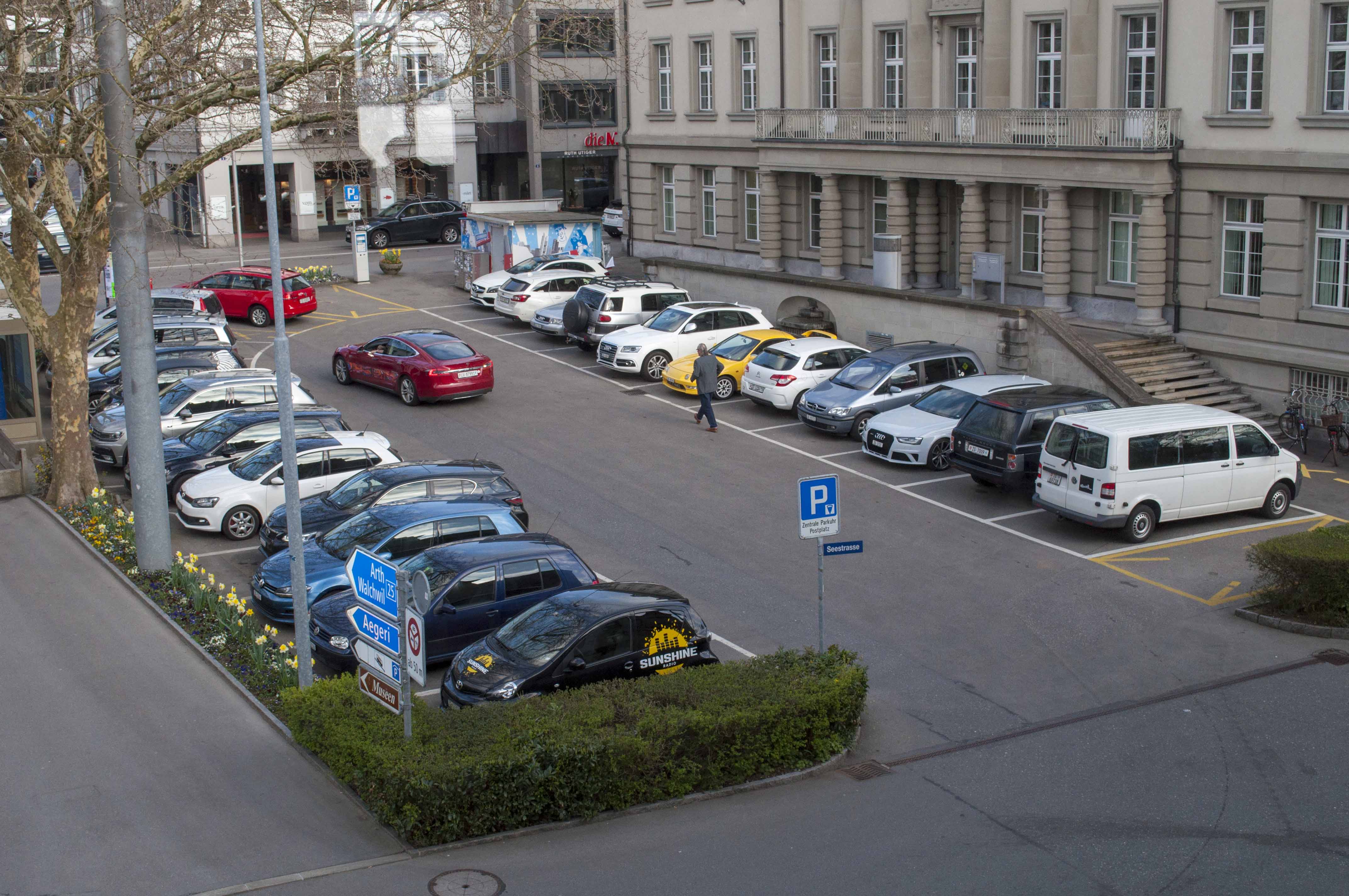 Streitobjekt unterer Postplatz: Derzeit noch ein Parkplatz.