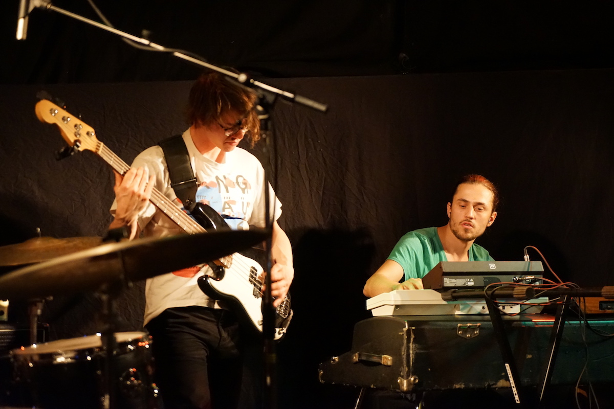 Bassist Bidu Rüegsegger und Keyboarder Eliyah Reichen auf der Bühne der Chicago Bar.