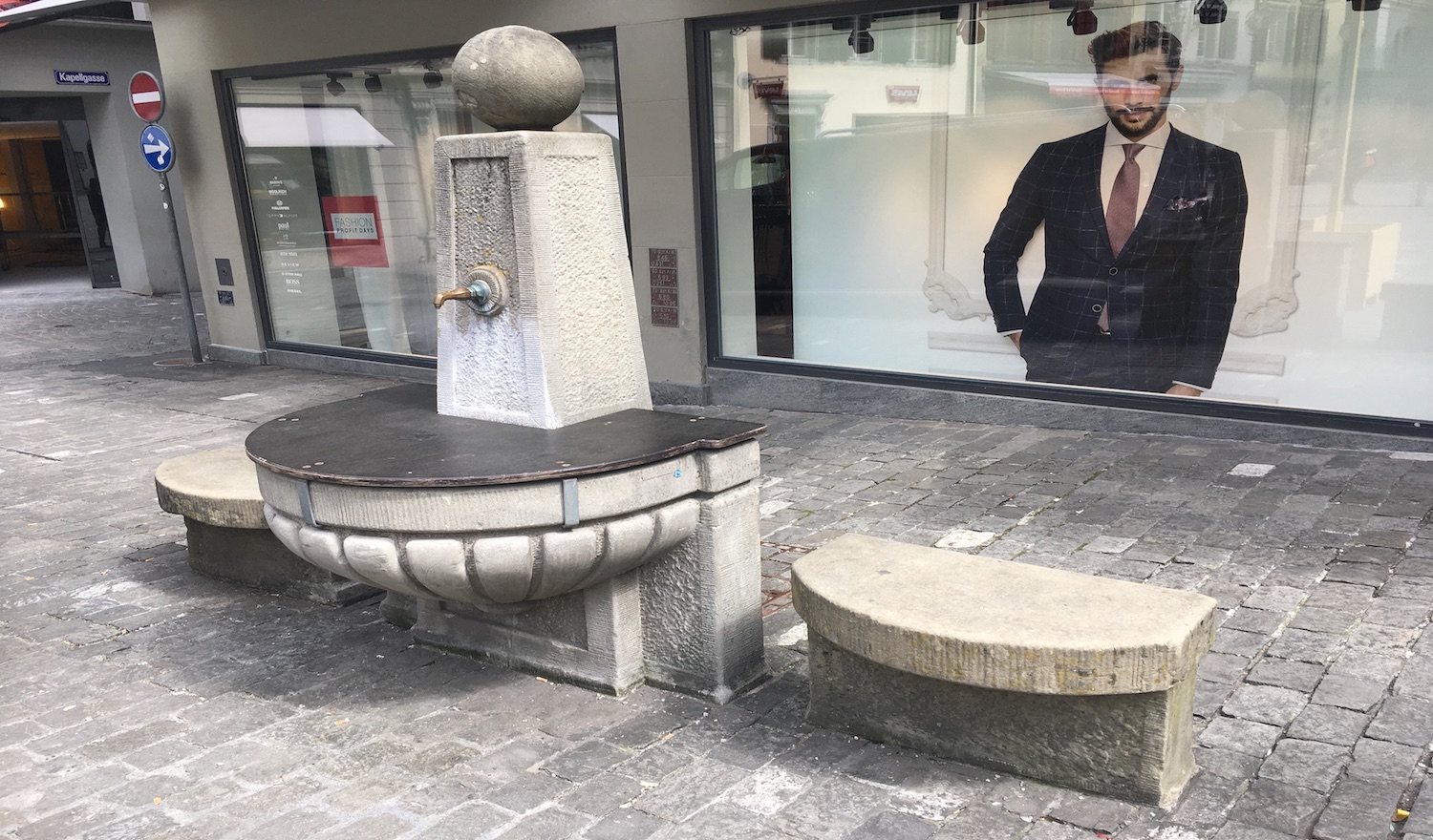 Fristet derzeit ein trauriges Dasein: Der alte Brunnen steht seit 1978 auf dem Kornmarkt.