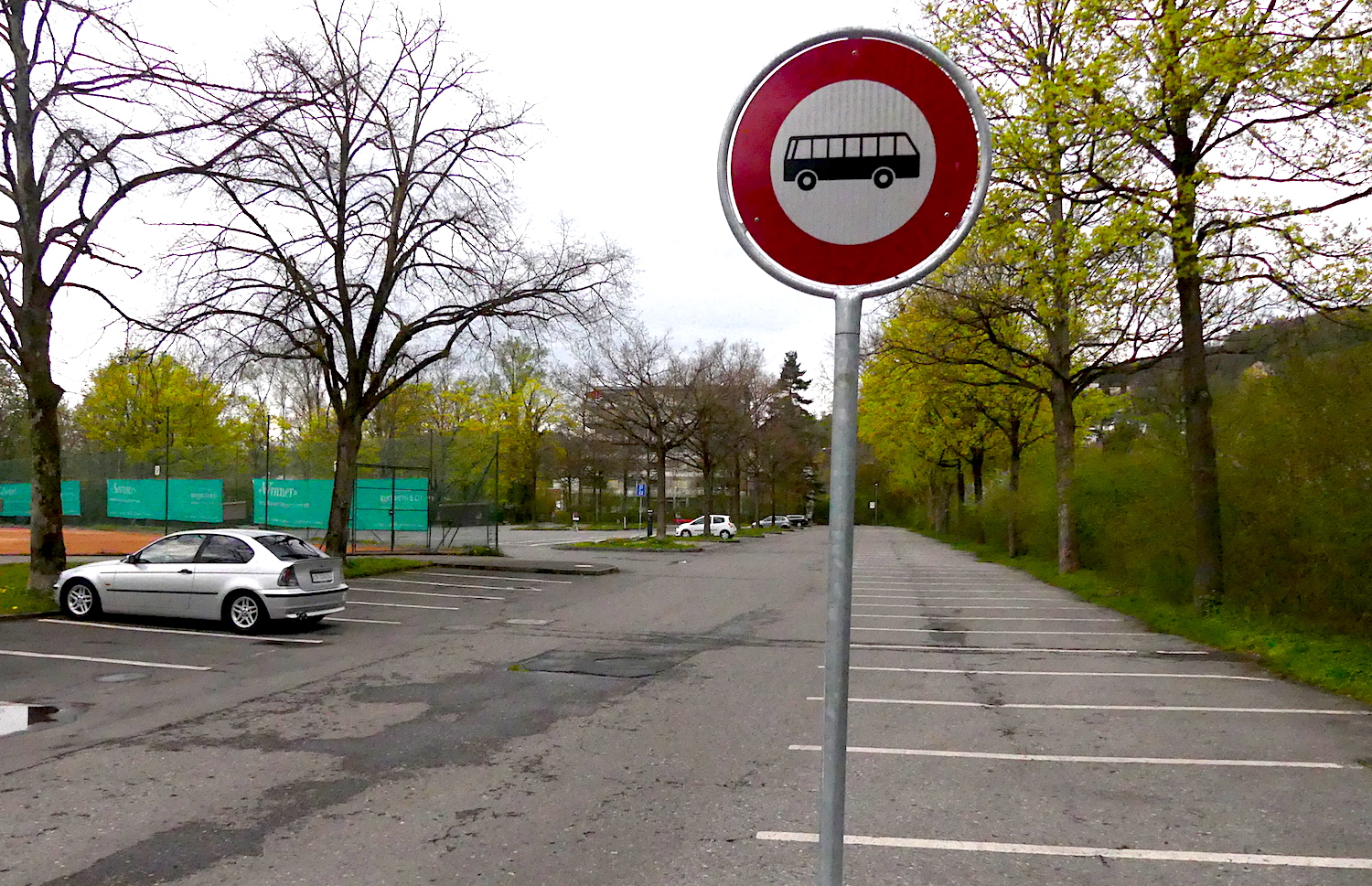 Mit baulichen Massnahmen hat die Stadt die Parkplätze für Cars und Autos besser getrennt.