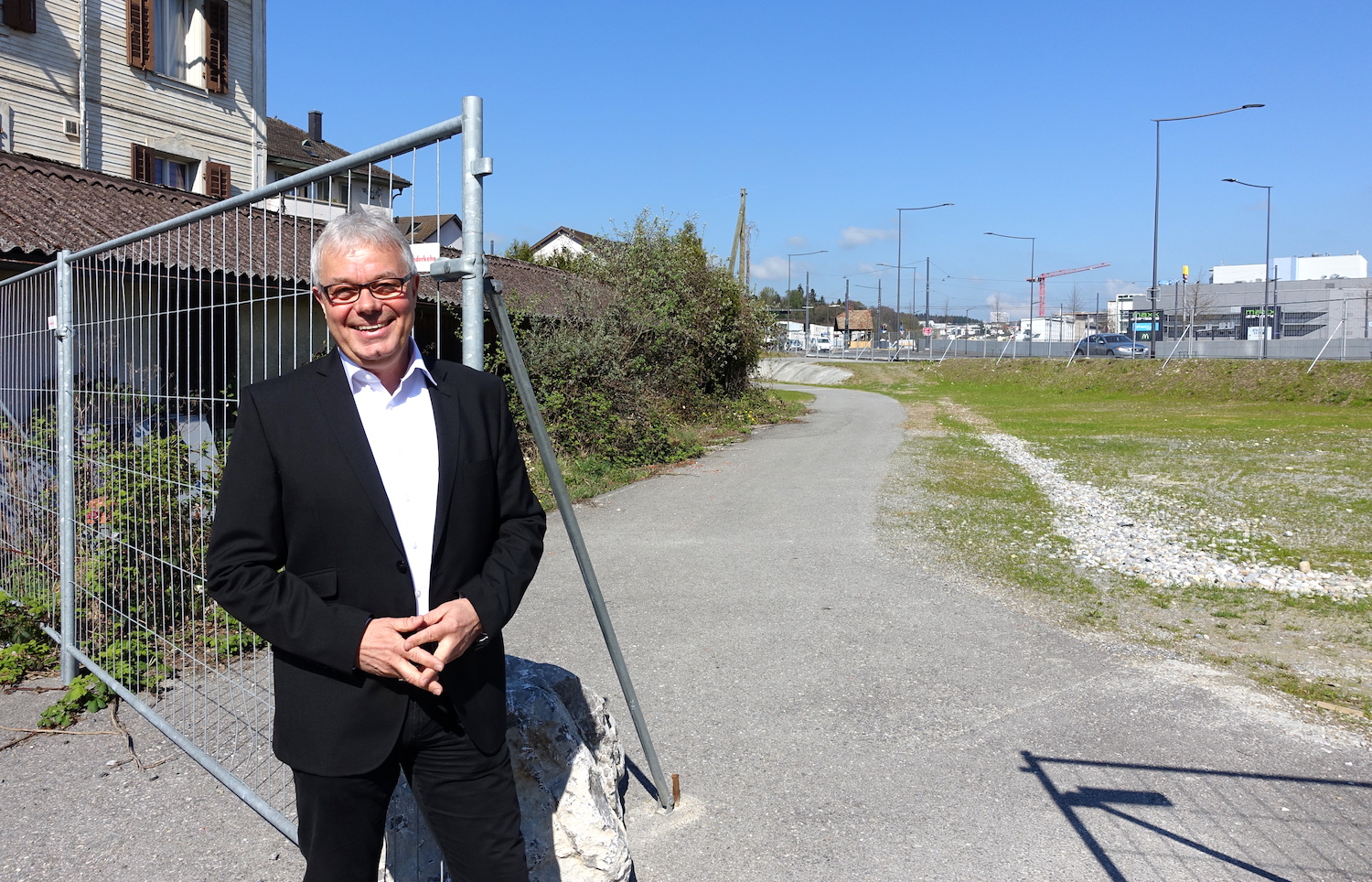 Marcel Zosso, Präsident Baugenossenschaft Reussbühl, zeigt, wo bald gebaut wird.