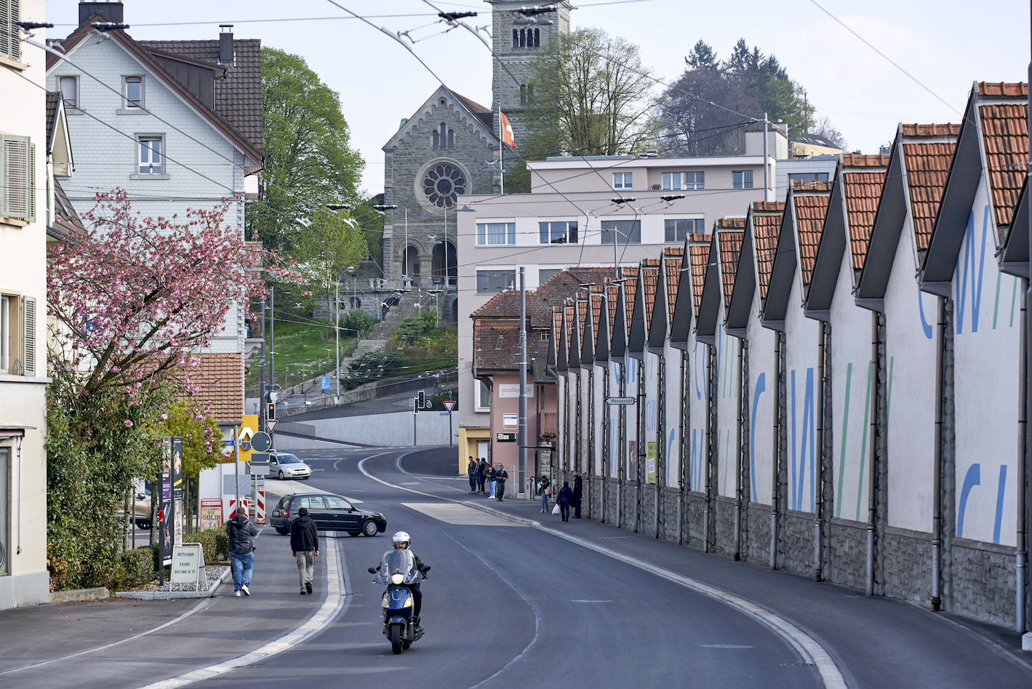 Die neue verkehrsberuhigte Hauptstrasse durch Reussbühl.