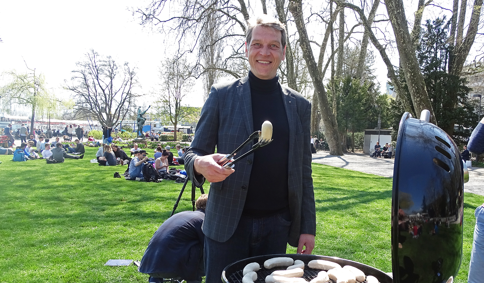 Daniel Lütolf, Leiter Crowdfunding bei der Luzerner Kantonalbank, stellt sich gleich selbst an den Grill.