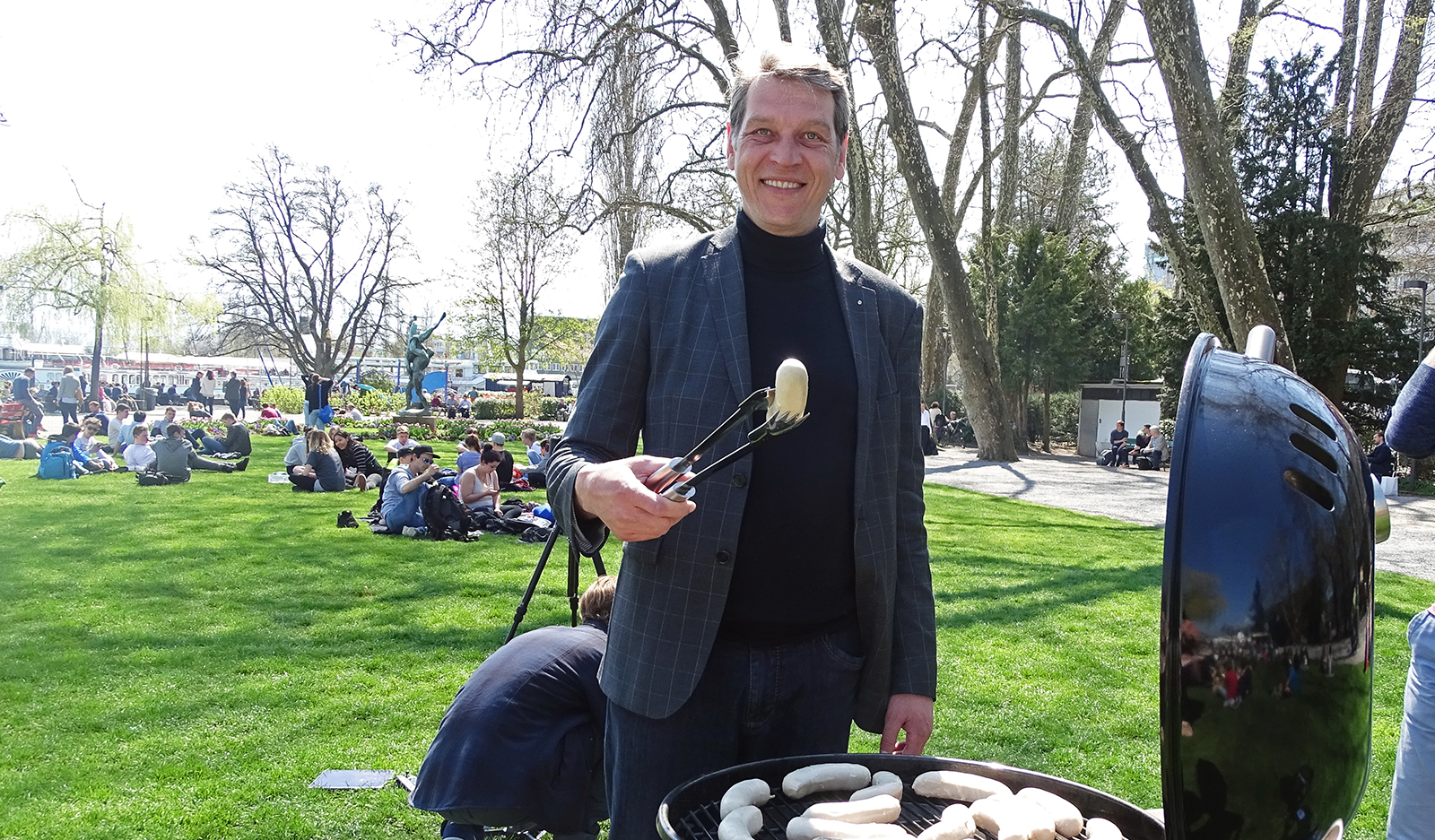 Daniel Lütolf, Leiter Crowdfunding bei der Luzerner Kantonalbank, stellt sich gleich selbst an den Grill.